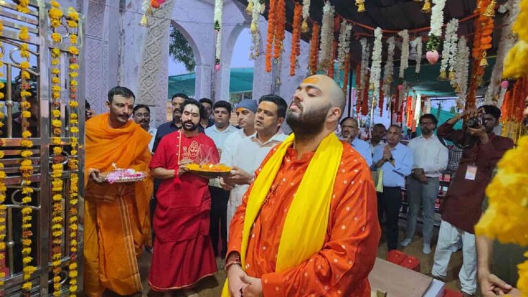 Bageshwar Dham-Anant Ambani Performs Divine Yajna-Havan